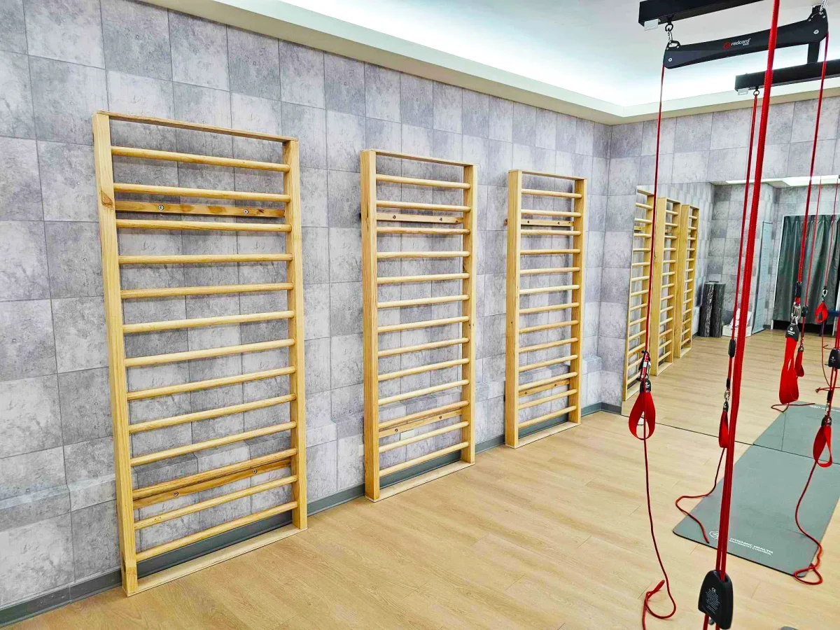 脊椎側彎專用 3D 矯正訓練架：結合施羅斯療法有效改善脊椎體態。