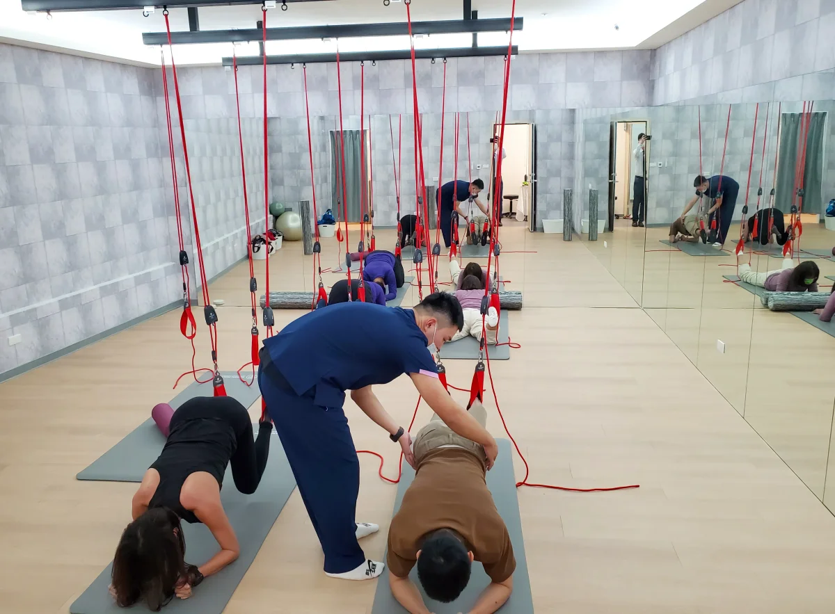 挪威 Redcord 紅繩懸吊系統：喚醒深層核心肌肉，精準解決慢性下背痛。