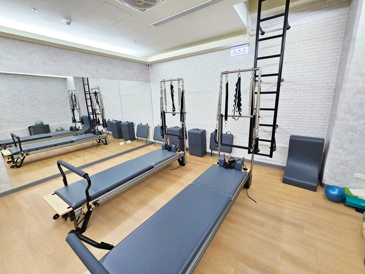 復健器械皮拉提斯 Reformer：一對一專業指導，改善骨盆前傾與不良姿勢。